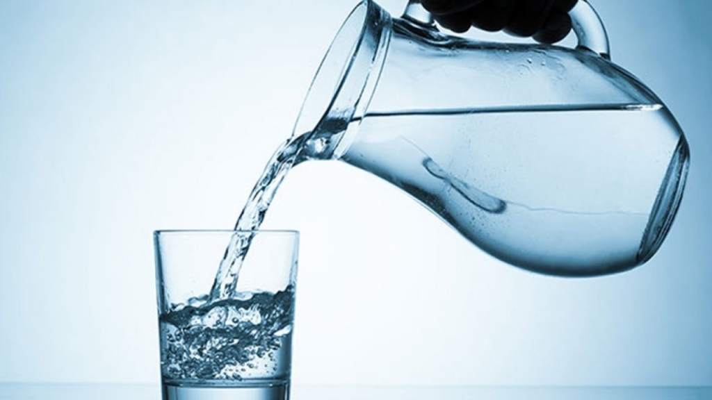 Налейте воду в стакан