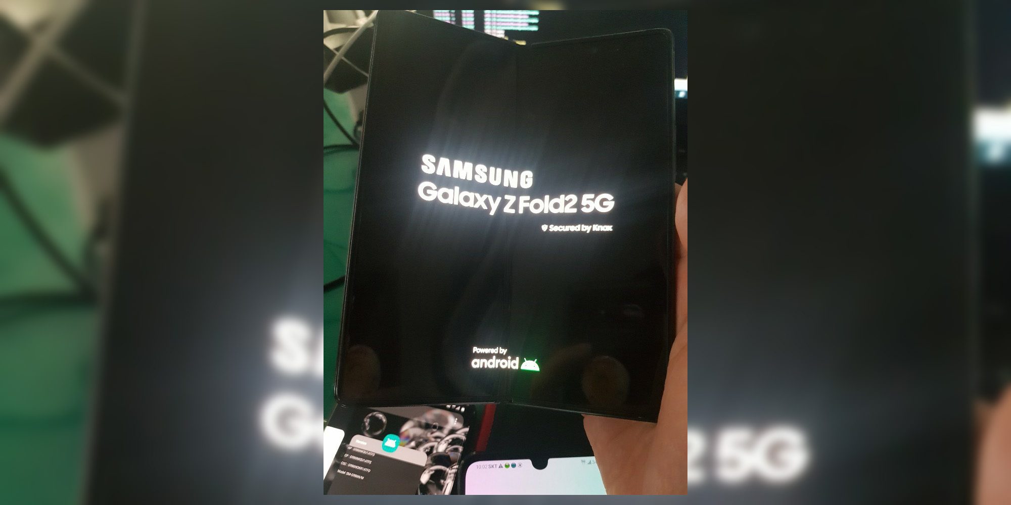 Samsung Galaxy Z Fold 2 kebocoran dalam daging, menunjukkan paparan lubang dan nama