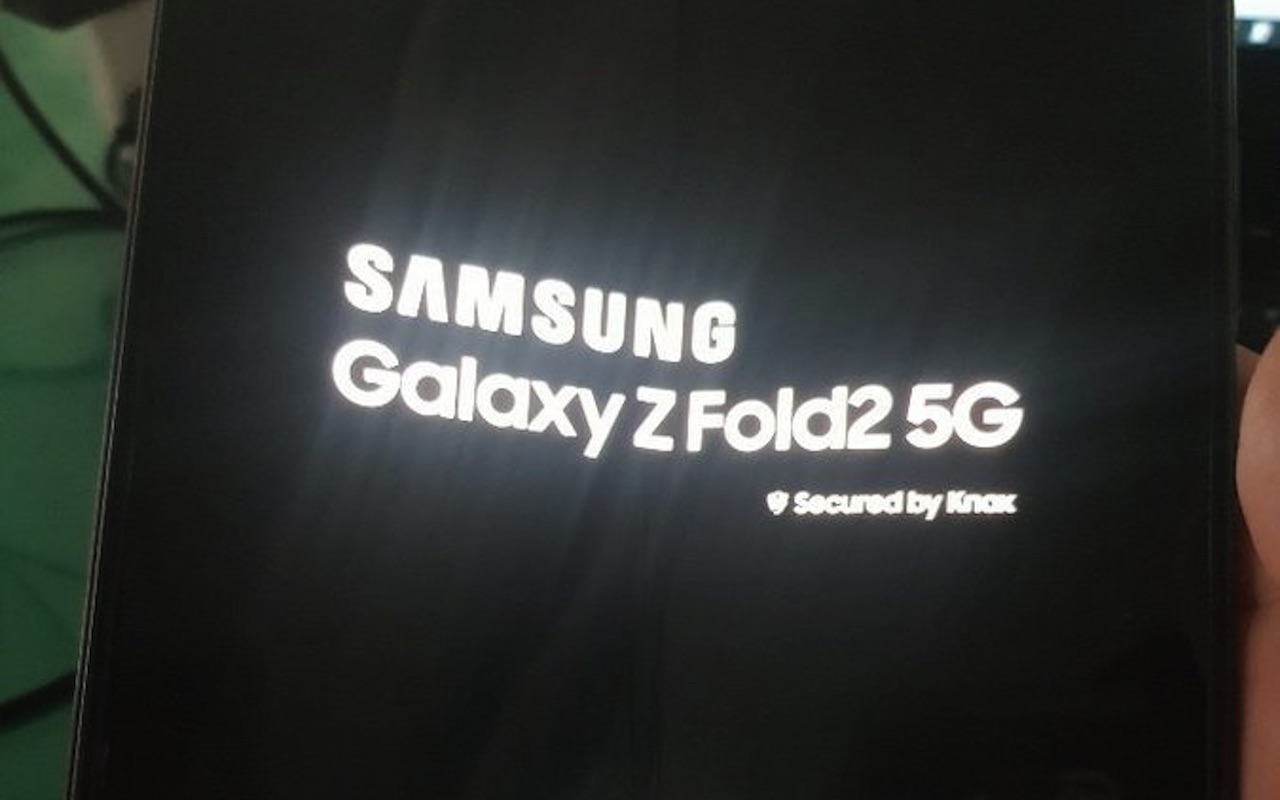 Samsung Galaxy Z Fold 2  Permukaan gambar telefon 5G sebelum dilancarkan
