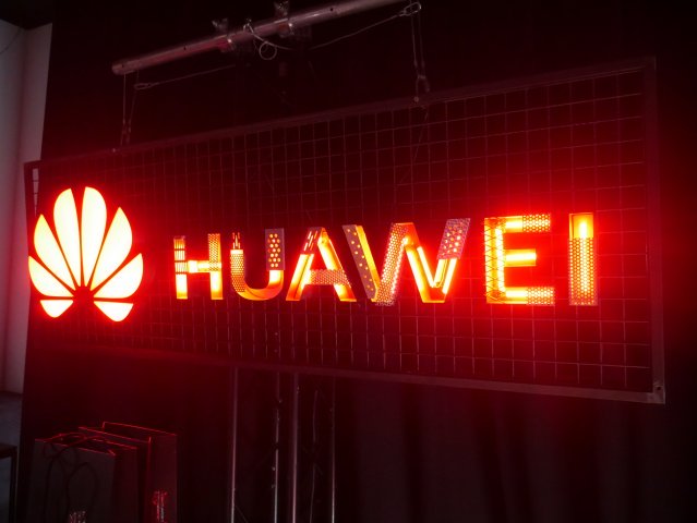 Pasaran telefon pintar: Huawei mengatasi Samsung, walaupun terdapat larangan perdagangan