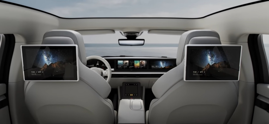 Interiér vozidla sa skladá z veľkej obrazovky a dvoch vzadu