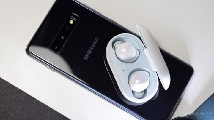 Dizajn spoločnosti Samsung Galaxy S20 a Galaxy Buds + sa objaví v reklamnom plagáte