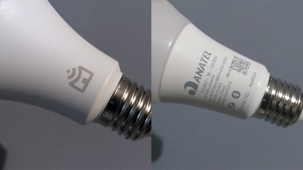 Dva obrázky vedľa seba, znázorňujúce montážnu časť žiaroviek Positivo, vľavo; a Philips, vpravo