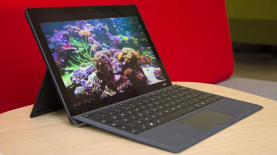 The Surface Pro 6 je lacný na Amazon