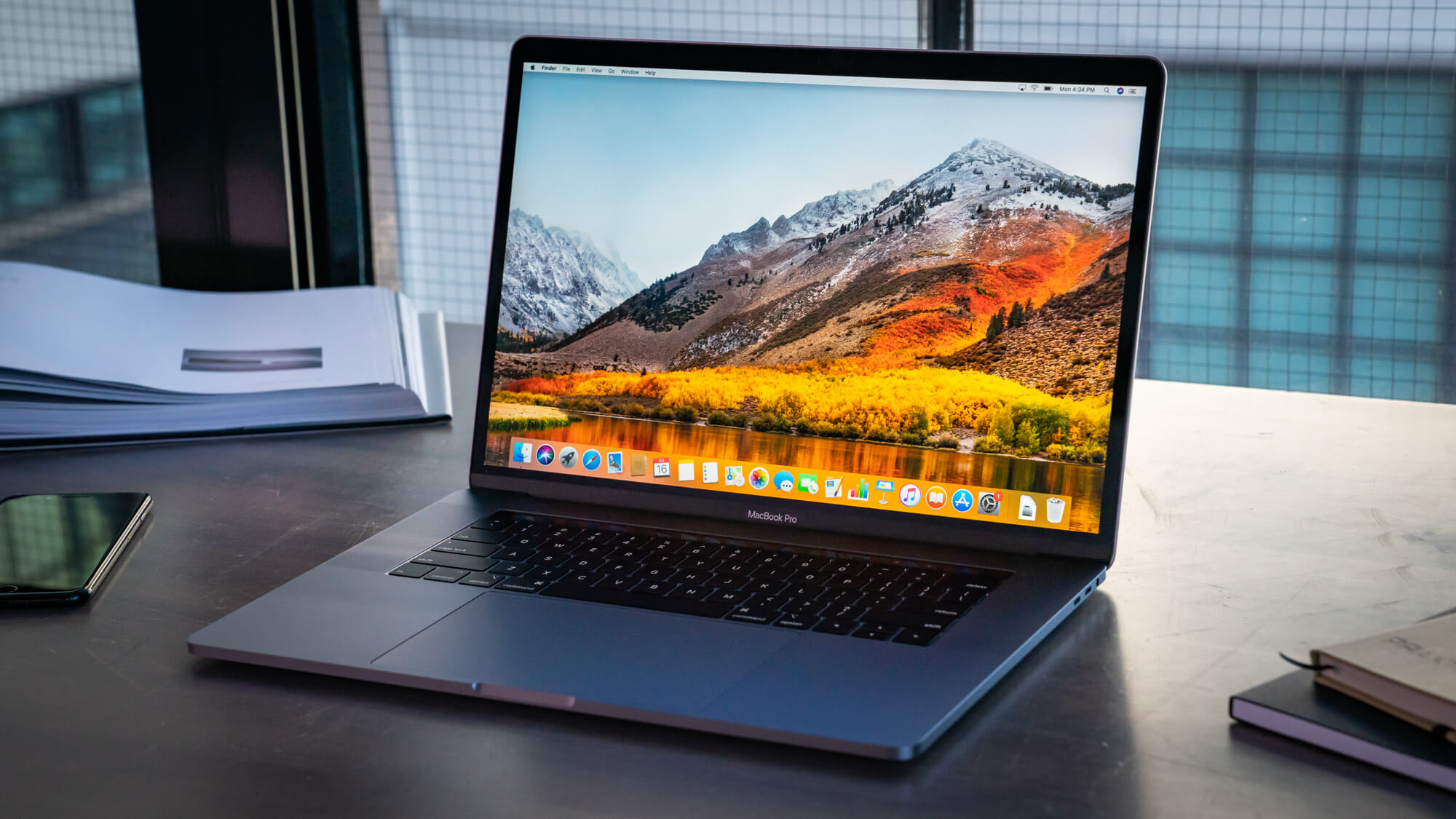 Apple prekladá MacBook Pro na mini-LED displeje