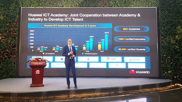 Huawei ICT Academy 2,0: program 5 rokov školiť nové IT talenty 220
