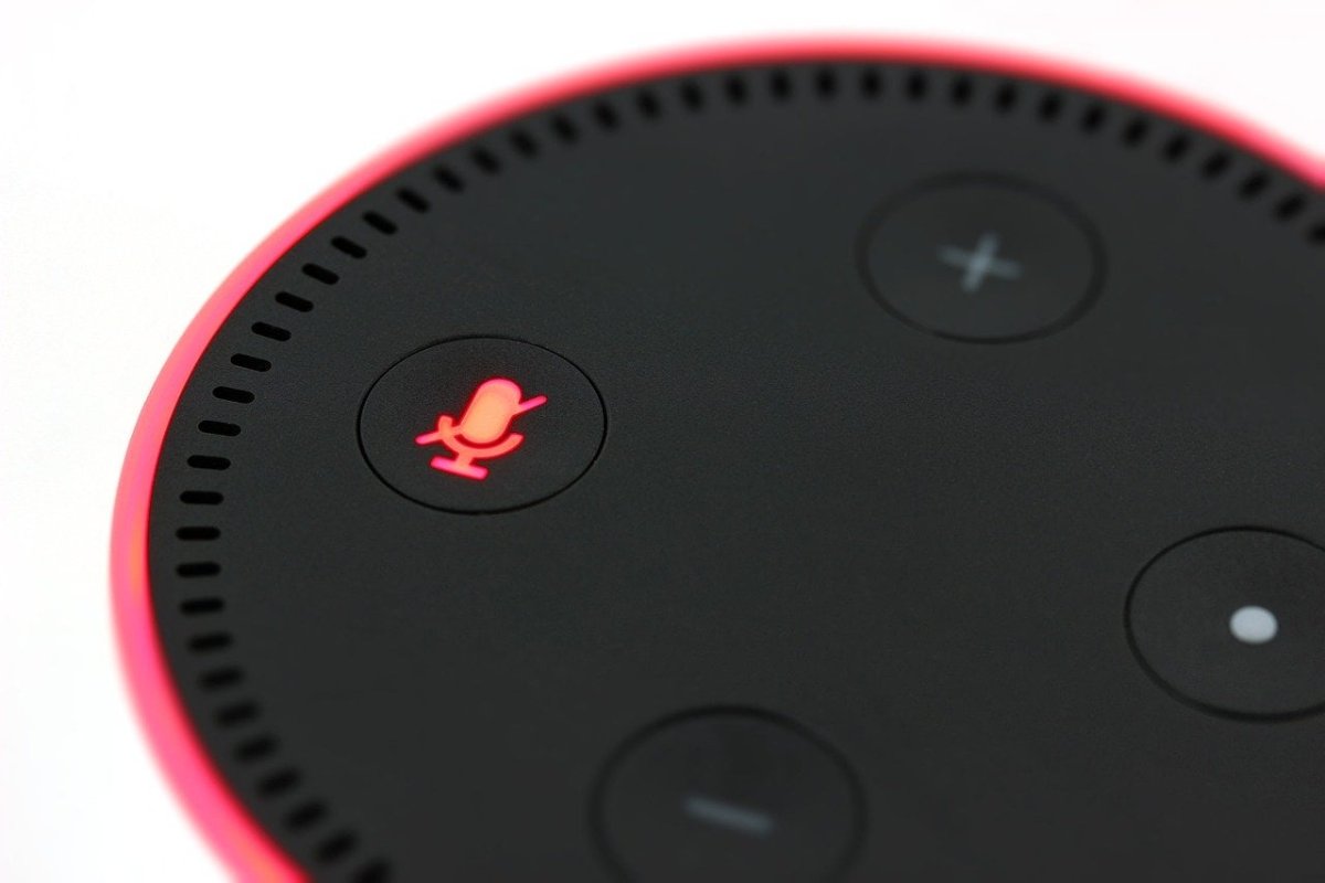 Google Nest Mini vs. Amazon Echo Dot s hodinami