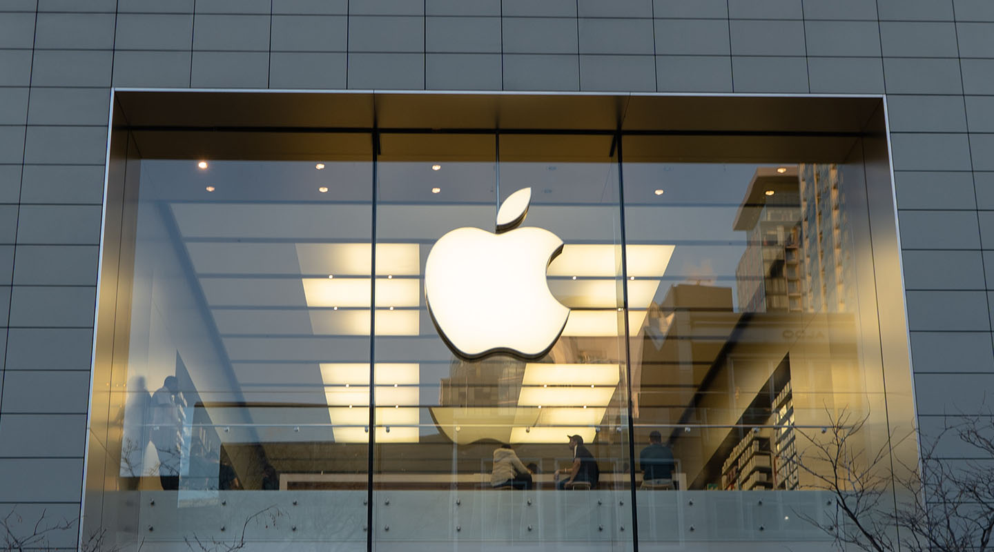 Apple zatvára niektoré obchody opäť kvôli špičkám COVID-19