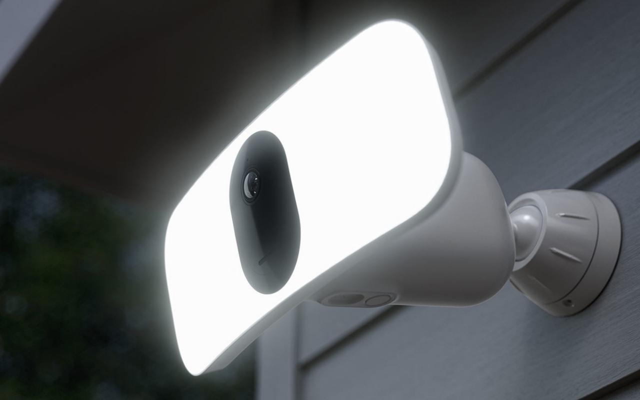 Arlo Pro 3 Fotoaparát Floodlight odstráni káble pre bezproblémové inštalácie