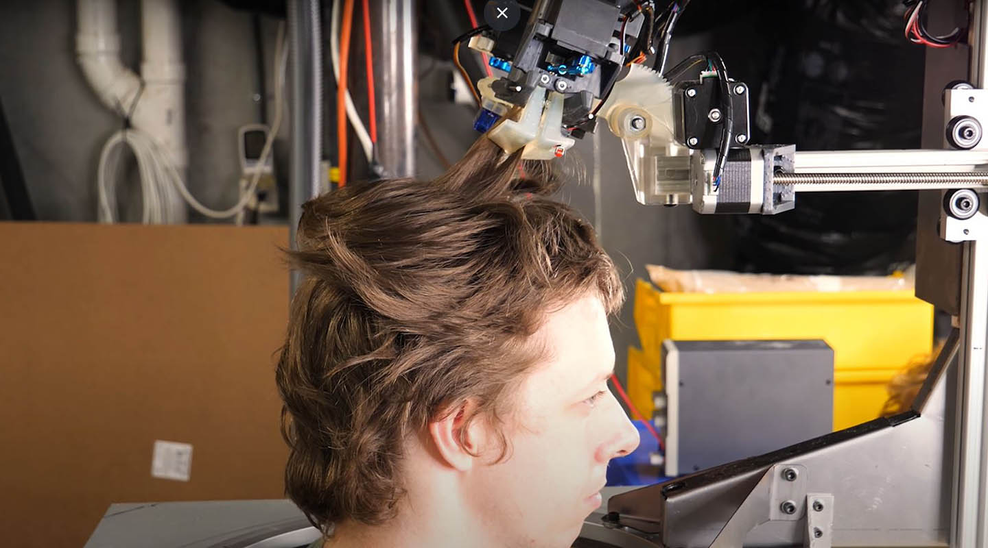 Inžinier zostrojil holičského robota, ktorý umožňuje karanténne zrážky 1