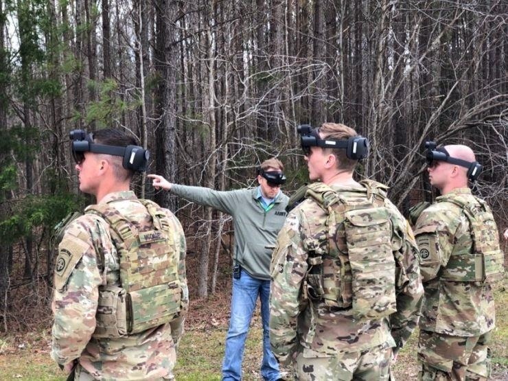 Americká armáda predvádza upravený objektív HoloLens 2 Systém rozšírenej reality